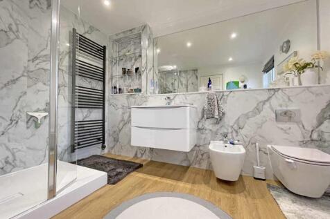 Conqueror Drive 22 - Main En-Suite.jpg