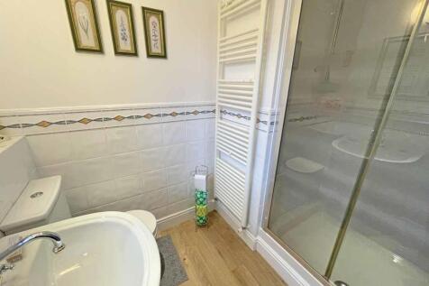 Conqueror Drive 22 - En-Suite.jpg