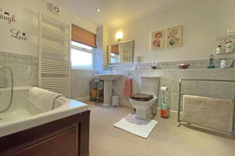 Conqueror Drive 22 - Family Bathroom.jpg