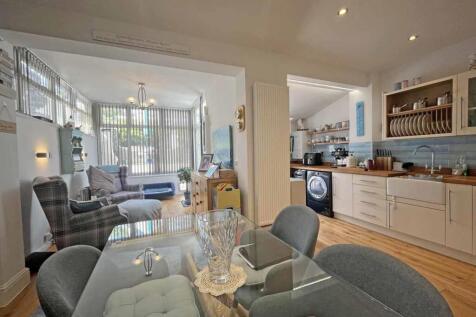St Barnabus Terrace 26 Dining Area 2.jpg