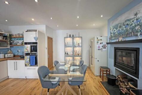 St Barnabus Terrace 26 Dining Area 3.jpg