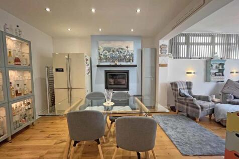 St Barnabus Terrace 26 Dining Area.jpg