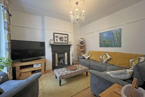 St Barnabus Terrace 26 Lounge.jpg