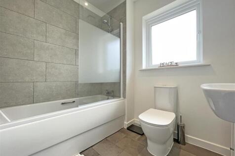 Draco Drive 4 - Bathroom.jpg