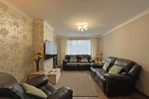 Moreton Ave 27 - Lounge Front.jpg