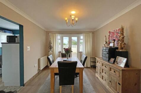 Moreton Ave 27 - Dining Area 2.jpg
