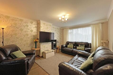 Moreton Ave 27 - Lounge 2.jpg