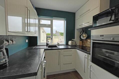 Moreton Ave 27 - Kitchen.jpg