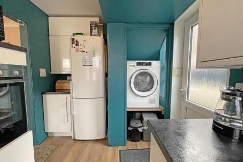 Moreton Ave 27 - Kitchen2.jpg
