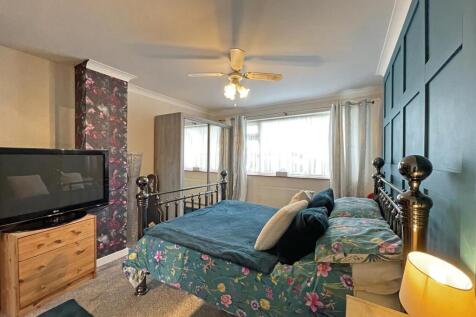 Moreton Ave 27 - Bed 1.jpg
