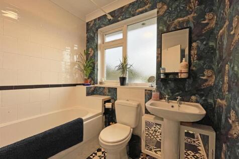 Moreton Ave 27 - Bathroom...jpg