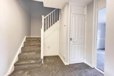 Bourne Close 27 - Hall.jpg