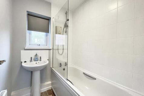 Bourne Close 27 - Bath.jpg