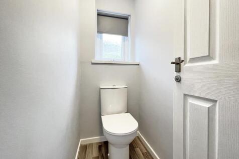 Bourne Close 27 - WC.jpg
