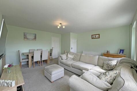 Congreve Gardens 7a Living Room 3.jpg