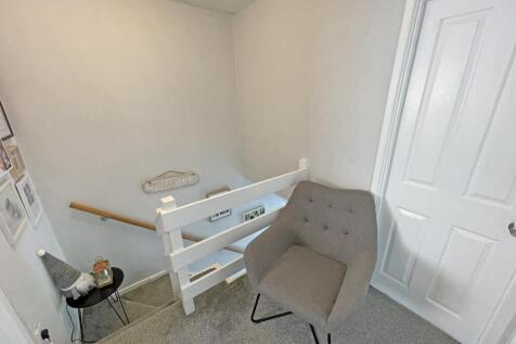 Ashford Close 29 Landing.jpg