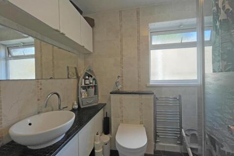 Ashford Close 29 Bathroom...jpg