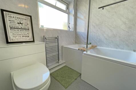 Ashford Close 29 - New Bathroom.jpg