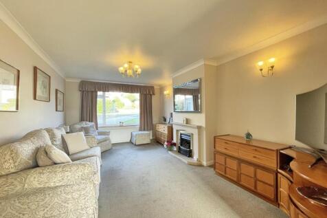 Pilgrim Close 7 - Lounge FRONT PAGE.jpg