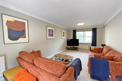 Ramsey Gardens 82 - Lounge 1.jpg