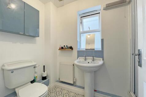 Ramsey Gardens 82 - En Suite.jpg