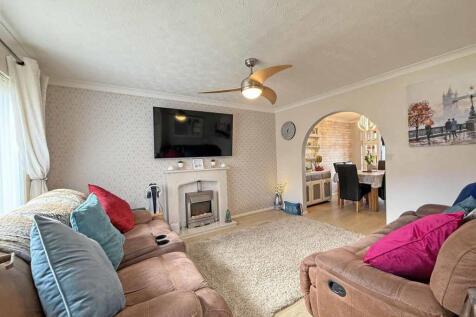 Battershall Close 9 - Lounge 2...jpg