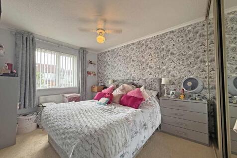 Battershall Close 9 - Bed 1.jpg