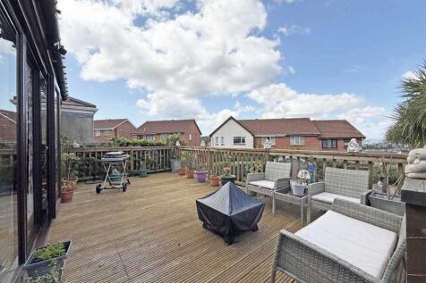 Battershall Close 9 - Decking 2.jpg