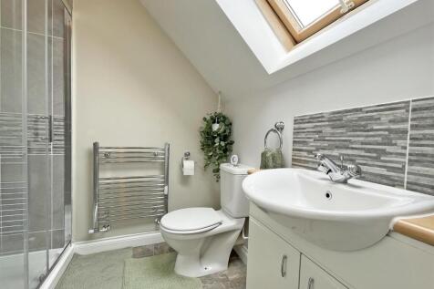 Renassiance Gardens 28 - En Suite.jpg