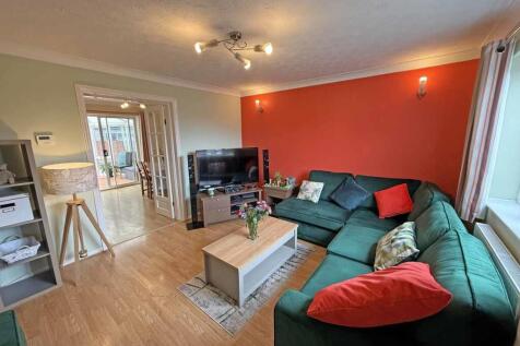 Cayley Way 39 - Lounge Front.jpg