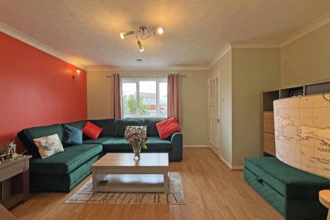 Cayley Way 39 - Lounge 2...jpg