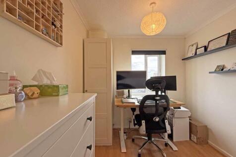 Cayley Way 39 - Bed 3...jpg