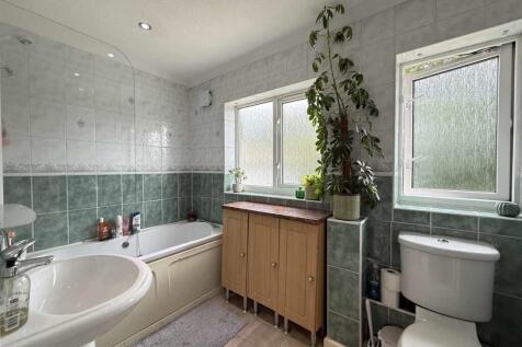 Cayley Way 39 - Bathroom.jpg