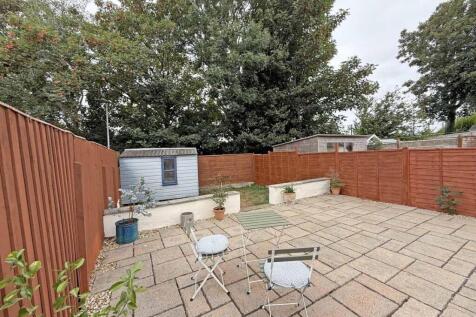 Cayley Way 39 - Garden 2.jpg