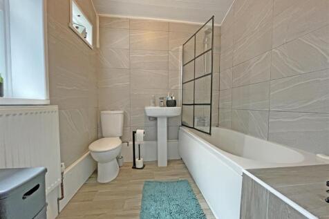 Victory Street 16 - Bathroom.jpg