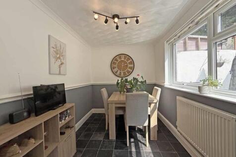 Humber Close 33 - Dining Area Front.jpg