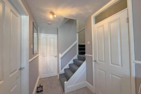Humber Close 33 - Entrance Hall.jpg