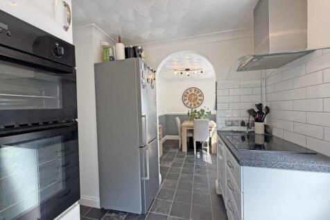 Humber Close 33 - Kitchen 2.jpg