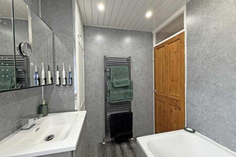 Humber Close 33 - Bathroom 2.jpg