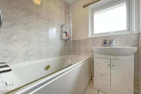 Findon Gardens 20 - Bathroom.jpg