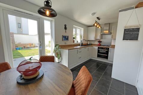 Haycroft Mews 21 - Kitchen Diner.jpg