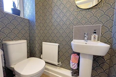Haycroft Mews 21 - WC.jpg