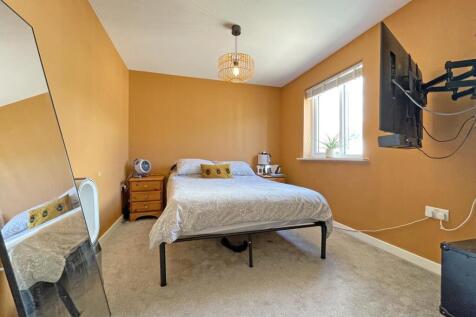 Haycroft Mews 21 - Bedroom One.jpg