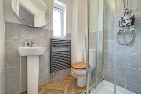 Haycroft Mews 21 - En Suite.jpg
