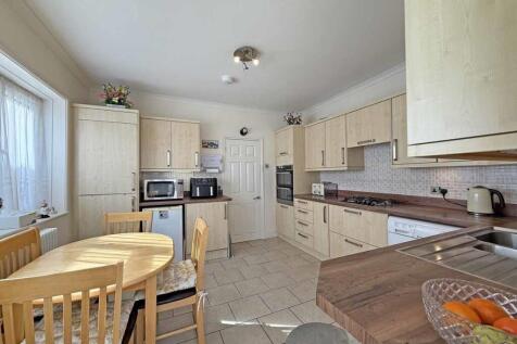 Old Woodlands Road 25 - Kitchen Dining Room Front.