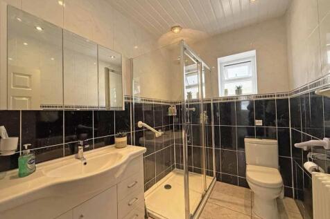 Old Woodlands Road 25 - Shower Room.jpg
