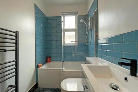 Durban Road 22 - Bathroom...jpg