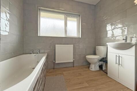Tor Road 47 - Bathroom.jpg