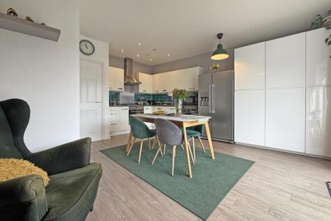 Coscombe Circus 25 - Kitchen Dining Area.jpg