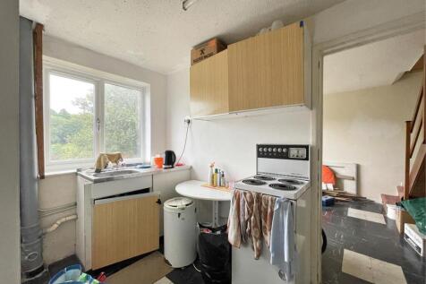 Erlstoke Close 37 - Kitchen.jpg